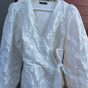 Så snygg blus - Använd två ggr, såå fin Omlottblus 