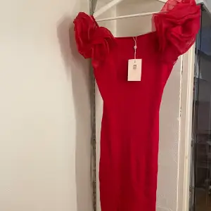 Röd klänning med puffärmar från missguided. Oanvänd