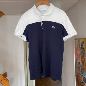 Lacoste piké - Pikén är i storlek M. Bra skick förutom lite missfärgad i kragen.