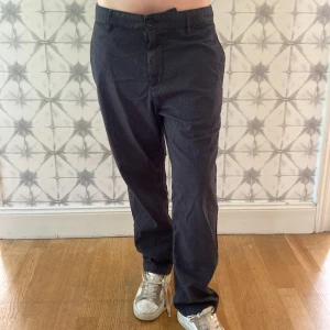 Kostymbyxor - Kostymbyxor i fint tyg från Elvine. Stilrena och passar perfekt till sommaren. Unisex så passar både tjejer och killar. Originalpris 1099kr. Säljer för 350kr. Storlek W29 men passar S-M❤️