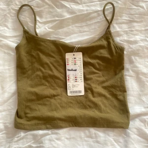 Olivgrön Croptop - Helt oanvänd med lapp kvar ♡ Skicka gärna prisförslag ♡Frågor? Kontakta mig, svarar snabbt ♡