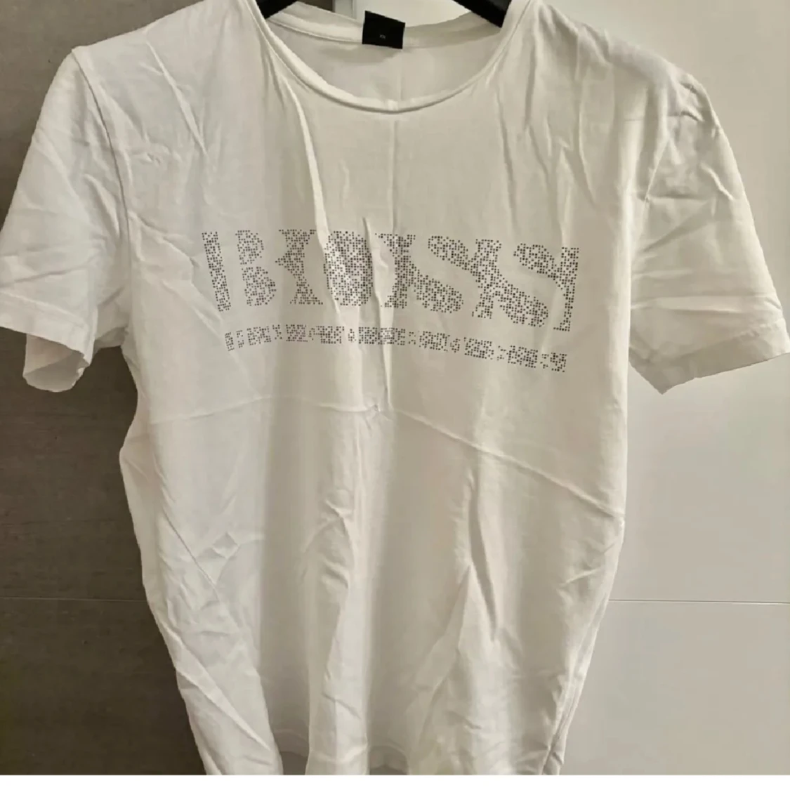 3 Hugo Boss T shirts - 90
