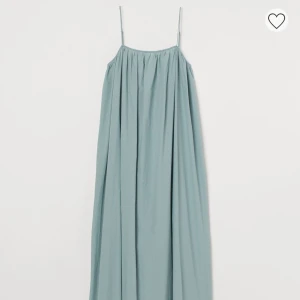 H&M klänning  - Luftig bomulls klänning från H&M Storlek xs, stor i storleken! Helt oanvänd 