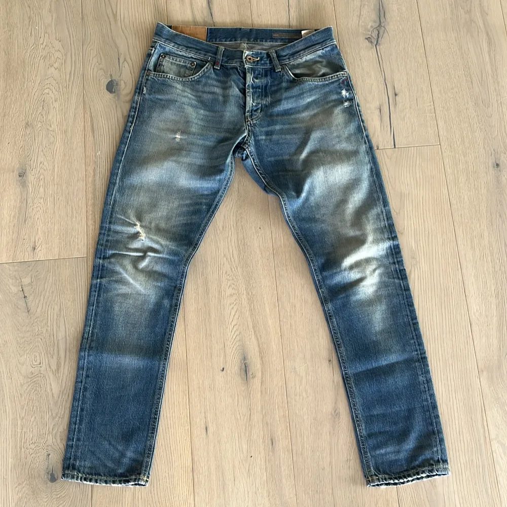Säljer dessa galet snygga DondUp jeans med slim-fit passform. De är i modellen ”Mius”, en slim fit modell som starkt liknar den populära modellen “George”. De små slitningarna är en del av designen. Hör gärna av er för frågor// Fabian. Jeans & Byxor.