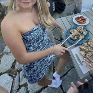 Zara klänning - Jättefin klänning från zara. Köpte den här på Plick men den är tyvärr för liten så säljer dörför vidare.💞