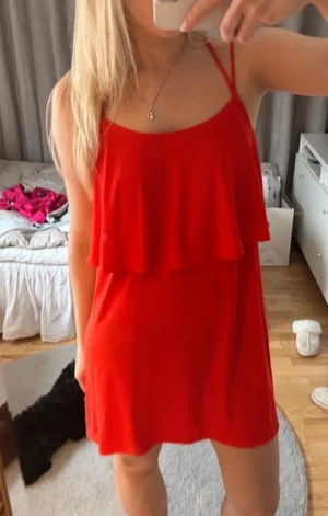 Röd sommar klänning - Klänning i jätte fina skick, super fin färg