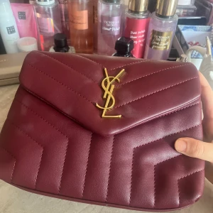 Saint Laurent handväska  - Jätte söt väska som inte används längre! 💕fick väskan av min mormor ❤️