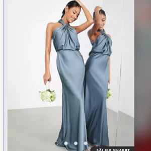 Balklänning  - Blå balklänning som är i nyskick, alla lappar kvar! 