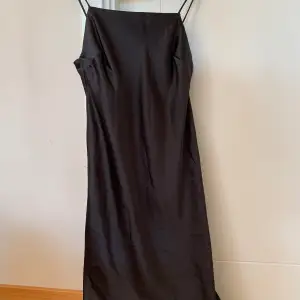 Så fin svart midiklänning i satin som kan bäras som klänning eller kjol. I nyskick! Passar XS-S! Priset är exklusive frakt 🩷