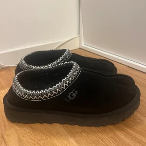 Uggs Tasman  - Säljer dessa då de tyvärr är för stora för mig. Jätte bra skick och knappt använda. Kvitto från Johnells medföljer. 