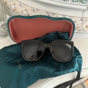 Gucci solglasögon - Gucci GG 0034S 001 5420 Endast använda ett fåtal ggr. Köpta från Synsam. Finns kvitto.