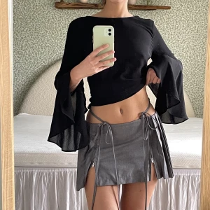 Lågmidjad veckad kjol - Otrolig lågmidjad kjol! Plisserad baktill och har ett scrunchat band som knyts runt midjan med rosetter framtill. Går att justera dragkedjorna efter önskad passform! Endast provad pga lite för liten för mig, passar bäst XS (märkt som en asiatisk L)