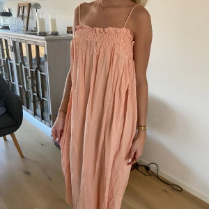 Långklänning - Perfekt lång klänning till sommaren!! Jag är 1,74 och den slutar lite ovanför mina anklar och är därför lite kort för min smak💗💗