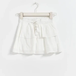 Volangkjol - Volangkjol från Gina tricot.  Storlek 170 men passar mig perfekt som S-M ❤️❤️ 