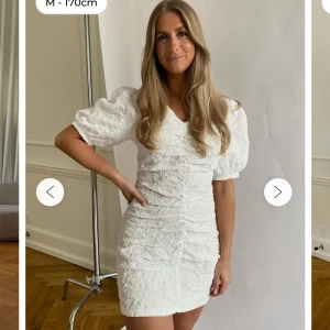 Vit klänning - Intressekoll på denna superfina klänning från Byic. Tanker var att ha denna till studenten men har hittat en annan. Så kollar intresset på denna nu. Storlek S och helt oanvänd, endast testad. Nypris 899kr. Priset går att diskutera!