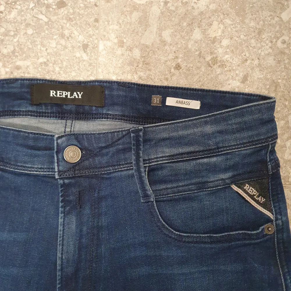 Säljer ett par feta replayjeans// modell ANBASS// utmärkt skick// storlek W31 L32/ hör av dig vid frågor ;). Jeans & Byxor.