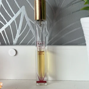 Kayali burning Cherry 48 - Ca halva kvar , säljs då den inte längre kommer till användning, perfekt att ha med i väskan🩷köpt för 350kr på sephora kolla in lovefest burning cherry där för att läsa om lukten🩷