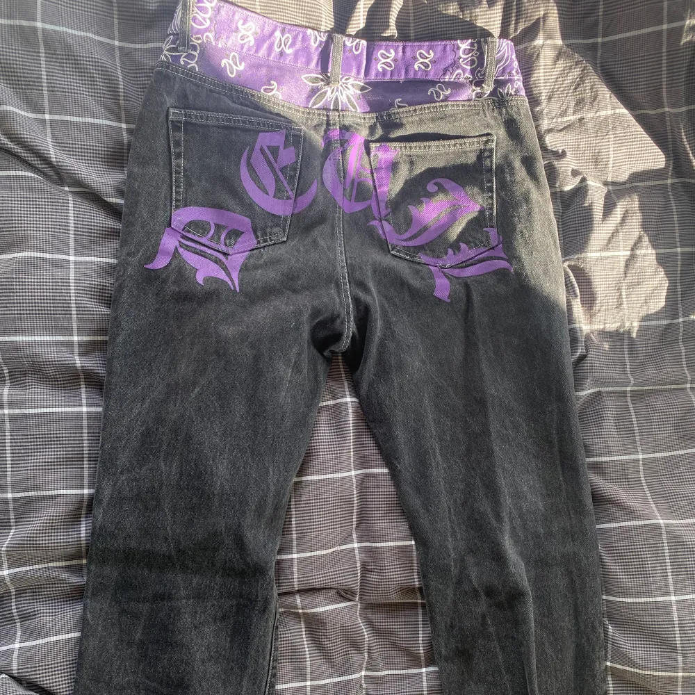 Fräscha Y2K jeans i toppklass! Storleken är L, men kan passa en M. . Jeans & Byxor.