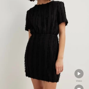 Svart klänning från NA-KD - Svart kortare klänning från NA-KD. Helt oanvänd, endast provad. Nypris 499kr. Är små axelvaddar i. 