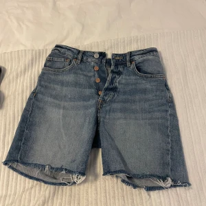 Jeansshorts - Passar s skulle jag säga, men storlek m