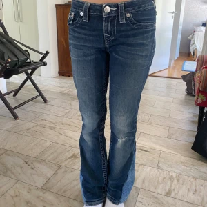 True Religion Jeans - Skitsnygga lågmidjade true religion bootcut jeans❤️omsydda till bootcut❤️Ett litet hål på knät men syns knappt när man har på sig dom, skriv för mått och fler bilder