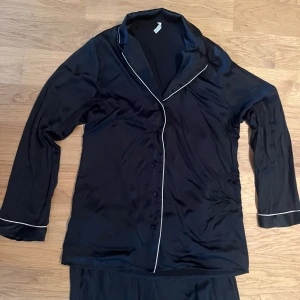 Silk intimissimi pyjamasset - Jättesnyggt pyjamasset i svart silke från intimissimi! Använt ett fåtal gånger och i väldigt fint skick! Nypris: ca 2000kr för båda delarna. Skriv för fler bilder/frågor🩷