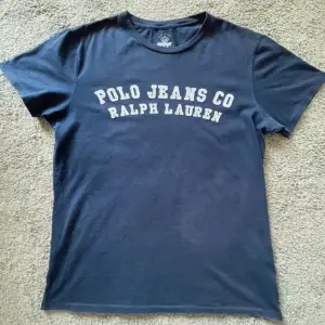 Tja, säljer min Ralph Lauren t shirt som jag växt ur och inte använder mer. Denna t shirt passar till mycket och perfekt nu till sommaren. Skicket på t shirten är väldigt bra och inte använd mycket skulle säga skicket är 8.5/10. Kontakta vid frågor