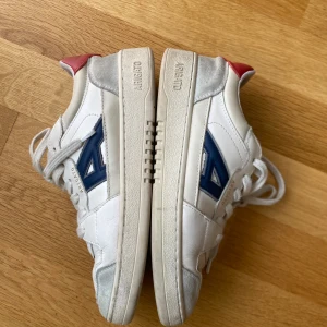 Axel arigato sneakers  - Finns tecken på användning men är fortfarande i bra skick 