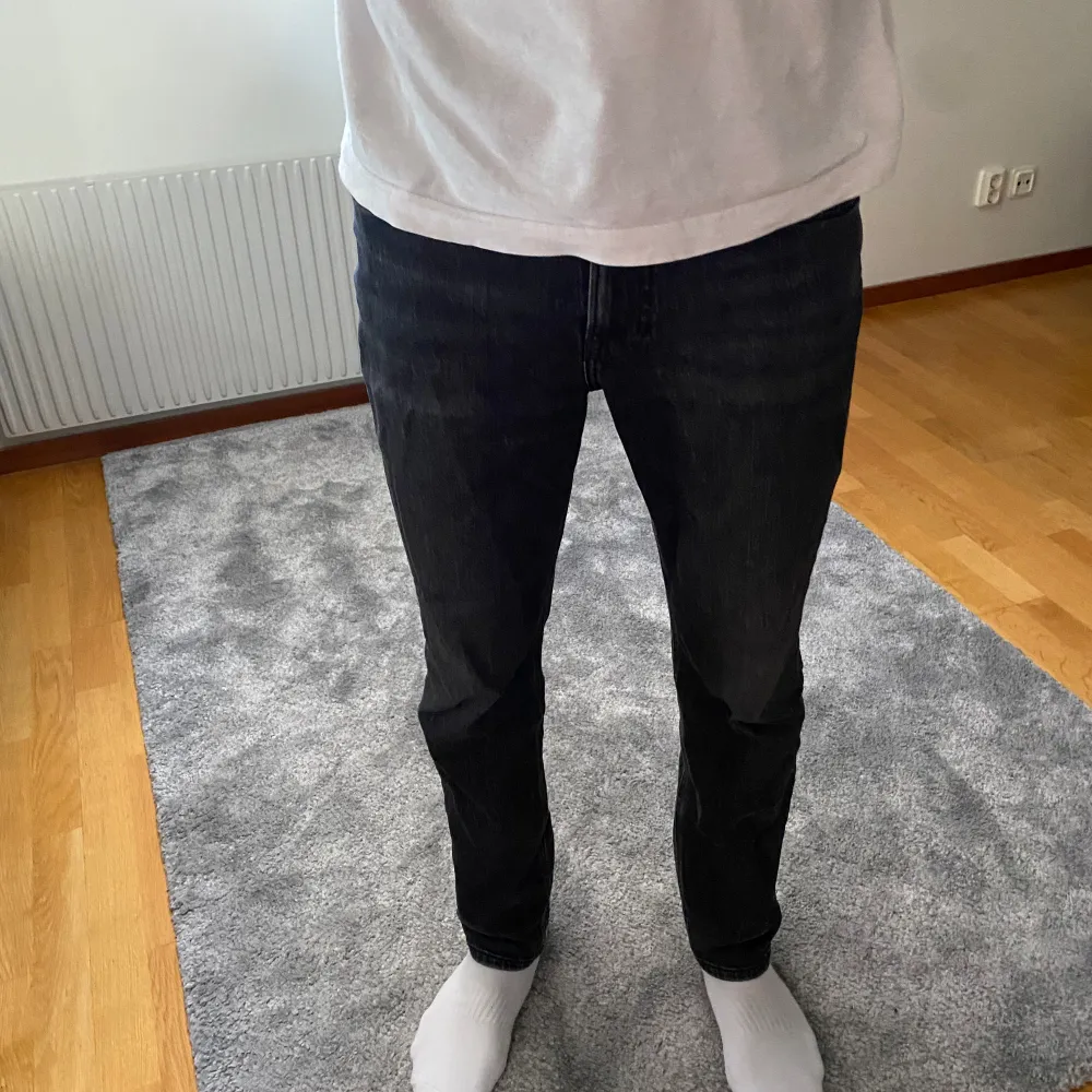 Svarta jeans från carlings. Storlek 29/32. Dem har blivit för små därför ser dem lite skinny ut men är loose fit.. Jeans & Byxor.