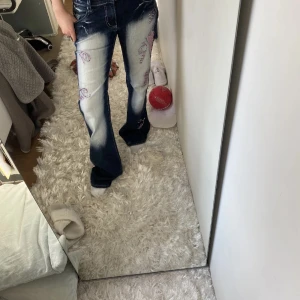 Äkta dream age jeans - Super skick. Storlek 42 men insydda så dom sitter ungefär som en s. Midjemått 35 cm raktöver. Köptes på Plick och säljs för att dom var något förstora för mig. 