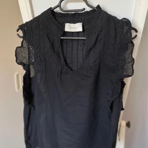 Neo noir topp - Säljer denna fina neo noir toppen, super söt och skön till sommaren❤️
