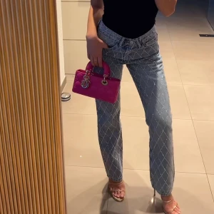 Glittriga Jeans Zara - Säljer dessa populära glittriga zara jeans. Super coola och användbara nu i sommar!! Köpta för ca 1 år sedan men används 1 gång. Köpta för runt 550-600 kr 💙💙💙✨✨✨ Passar 36/S. Kom gärna med prisförslag