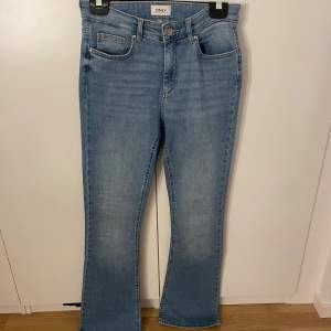 Stretchiga jeans från veromoda i storlek M