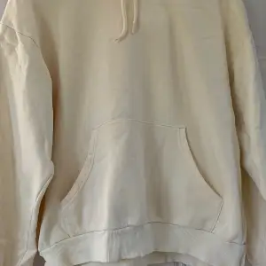Gullig ljusgul hoodie från monki i superbra skick. den är lite tunnare än en vanligt tjock hoodie💛