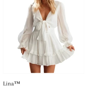 Helt ny klänning från Dressy - Helt ny, köpte till studenten men tyckte inte riktigt det kändes rätt och hann inte returnera. Storlek M, köpt för 399 på rea, säljes för 300kr💗 bilder på kan såklart fås! Kan skicka och möta upp