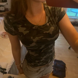 T-shirt - Jättesnygg militär färgad t-shirt, aldrig kommit till användning så den är i nyskick.