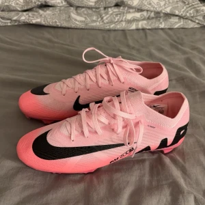 Fotbollsskor Nike - Säljer dessa oanvända fotbollsskor då de tyvärr var för stor för mig, ny pris 1800 säljer för 700. Hör gärna av dig vid togor och funderingar!💕 väldigt bra pris i och med att jag vill bli av med dom för vill köpa nya!