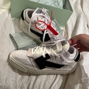 Off White 3.0 low sneakers - Off white sneakers Skick: aldrig använda mer än testade en gång pga av fel storlek. Unisex skor i storlek 40.  Köpte från hemsidan GOAT.com  Inköpspris: 485 USD