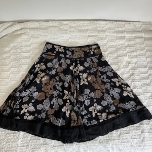 fin kjol - jätte fin o trendig sommar kjol köpt secondhand. storlek M