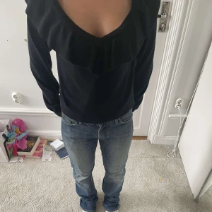 Volang tröja  - En tjocktröja med volanger i urringningen, säljer då den inte riktigt är min stil.