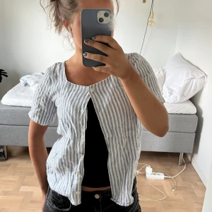 Randig blus - Köpt second hand men kommer inte till användning🌸