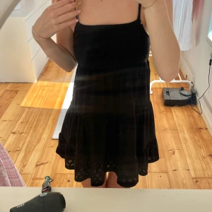 Svart kortklänning - Svart kort klänning med håliga blommor från någon affär i Italien. 💕