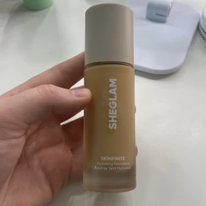 Foundation från sheglam - En foundation som är testad en gång men tyvärr inte var min färg. Den är i färgen Sand. 