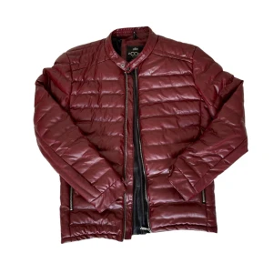 Skinnjacka  - Överfet, omsydd inuti så den ej går sönder, fickorna är öppna så brukar använda jeansfickorna. Spår av rökdoft men det bör inte skrämma någon :D 