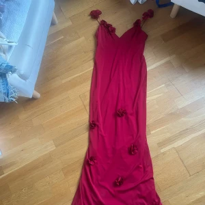 Röd fin klänning - Hej jag säljer min klänning som jag använt endast en gång och säljer pga har ingen användning av den längre, den köptes för 1400 säljs för 1000