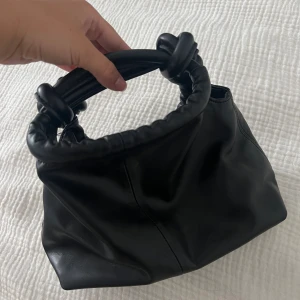 Stockh Lm väska - Helt ny aldrig använd, kommer även med axelband. köpt på MQ för 799kr. 