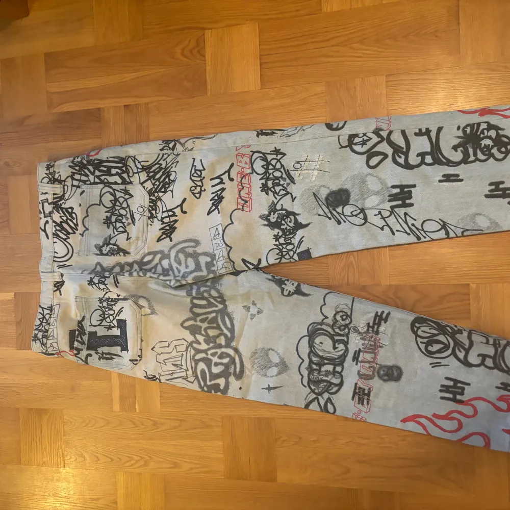 Jaded london jeans, skate fit med graffiti tryck på. Bra skick, baggy/loose fit. W34, . Jeans & Byxor.