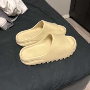 Yezzy slide ”bone” i storlek 43 - Priset säger nog🫣. Skon är i storlek 43 men passar bäst för storlek 40-42 eftersom den är liten i storleken💯. Den är använd max 100 meter så inprincip helt ny🤝🏽. Ingen låda eller kvitto finns. Skicka gärna om ni har några frågor🤗
