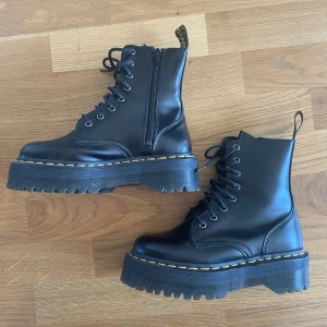 Dr. Martens Jadon - Fina platform Dr. Martens Jadon boots Använda 2 ggr, supersnygga men tyvärr föe små för mig