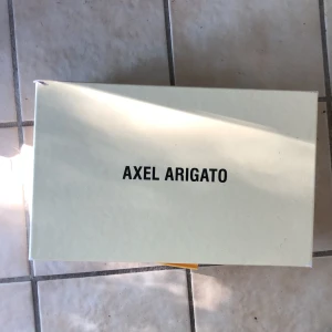 Arigato  - Tja säljer ett par fina Arigato skor som är i skicket 7/10 och dem är väl använda skriv om ni är intresserade.